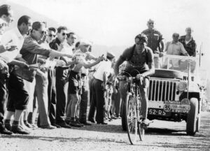El español Bernardo Ruiz, tercer clasificado en la general del Tour de Francia de 1952, durante la undécima etapa. EFE/archivo