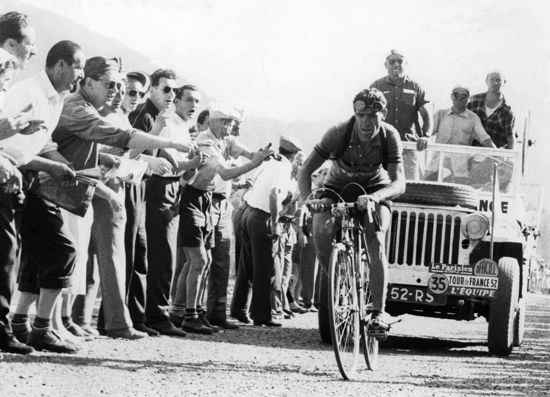 El español Bernardo Ruiz, tercer clasificado en la general del Tour de Francia de 1952, durante la undécima etapa. EFE/archivo