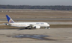 Fotografía de un avión Boeing 787 Dreamliner de la aerolínea estadounidense United Airlines, en el aeropuerto George Bush de Houston (TX, EE.UU.). EFE/Aaron M. Sprecher