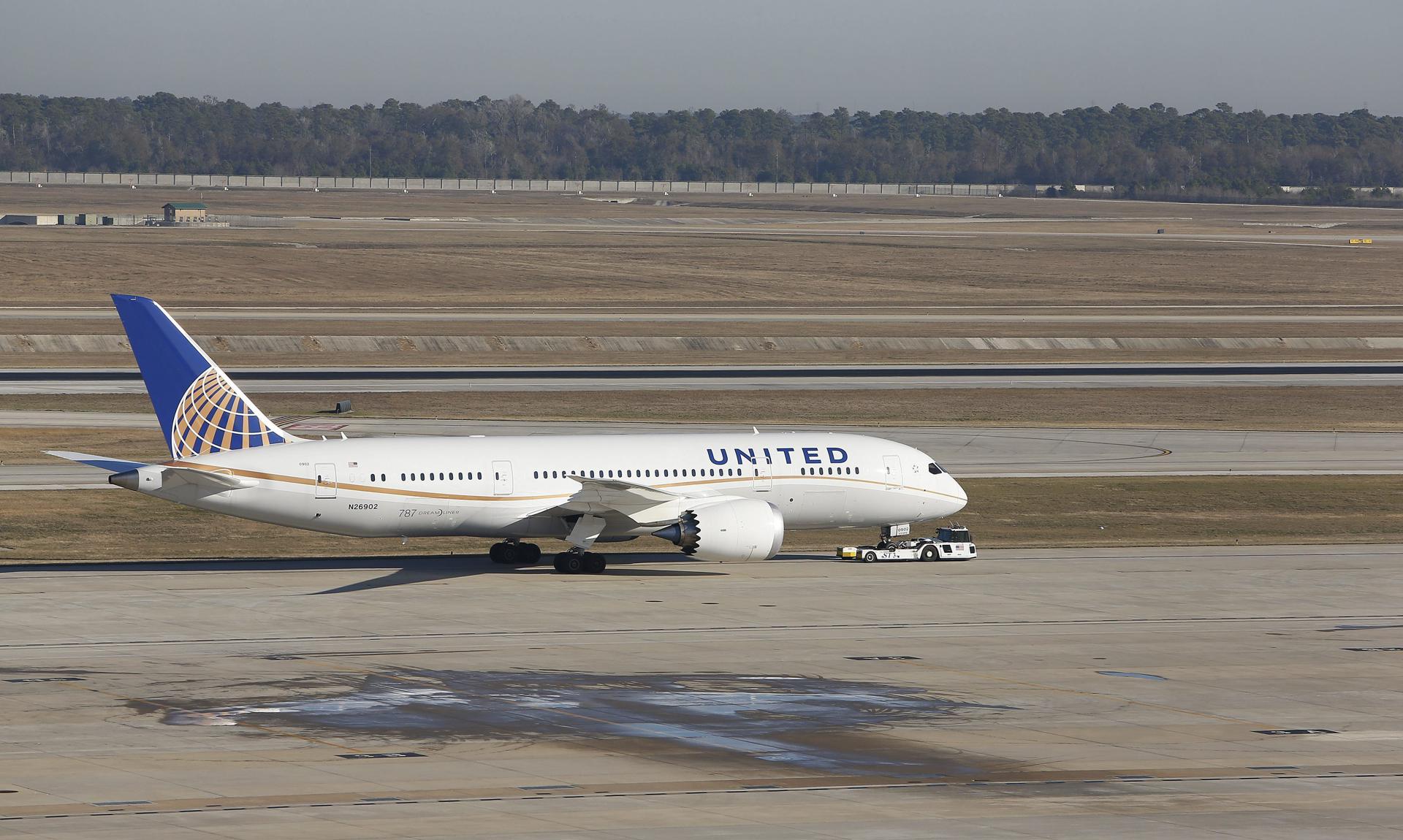 Fotografía de un avión Boeing 787 Dreamliner de la aerolínea estadounidense United Airlines, en el aeropuerto George Bush de Houston (TX, EE.UU.). EFE/Aaron M. Sprecher