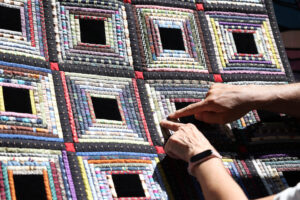 Detalle de una almazuela hecha con tela de corbatas. Los balcones y calles de la localidad riojana de Pradillo de Cameros se han engalanado este sábado con decenas de coloridas creaciones textiles en la 'Fiesta de las almazuelas colgadas', organizada para mostrar una tradición popular nacida de la necesidad, pero que no ha pasado de moda como afición. EFE/Raquel Manzanares