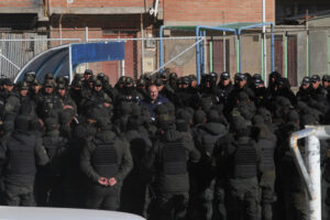 Fotografía de archivo, tomada el pasado 20 de junio, del ministro del Interior de Bolivia, Roberto Ríos (c), al dar instrucciones a un grupo de policías bolivianos, en Huanuni (Bolivia). EFE/Juan Carlos Torrejón