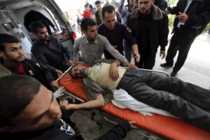 Imagen de archivo de un herido en el hospital Nasser de Jan Junisw. EFE/Mohammed Saber