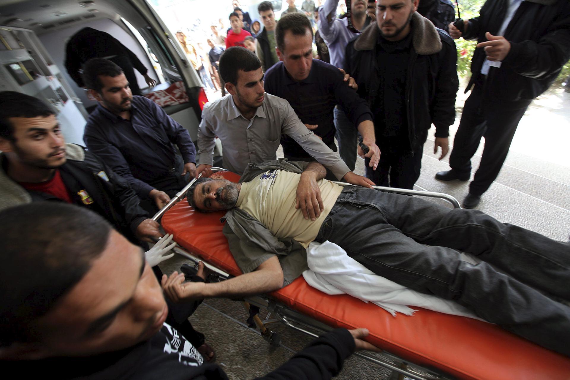 Imagen de archivo de un herido en el hospital Nasser de Jan Junisw. EFE/Mohammed Saber