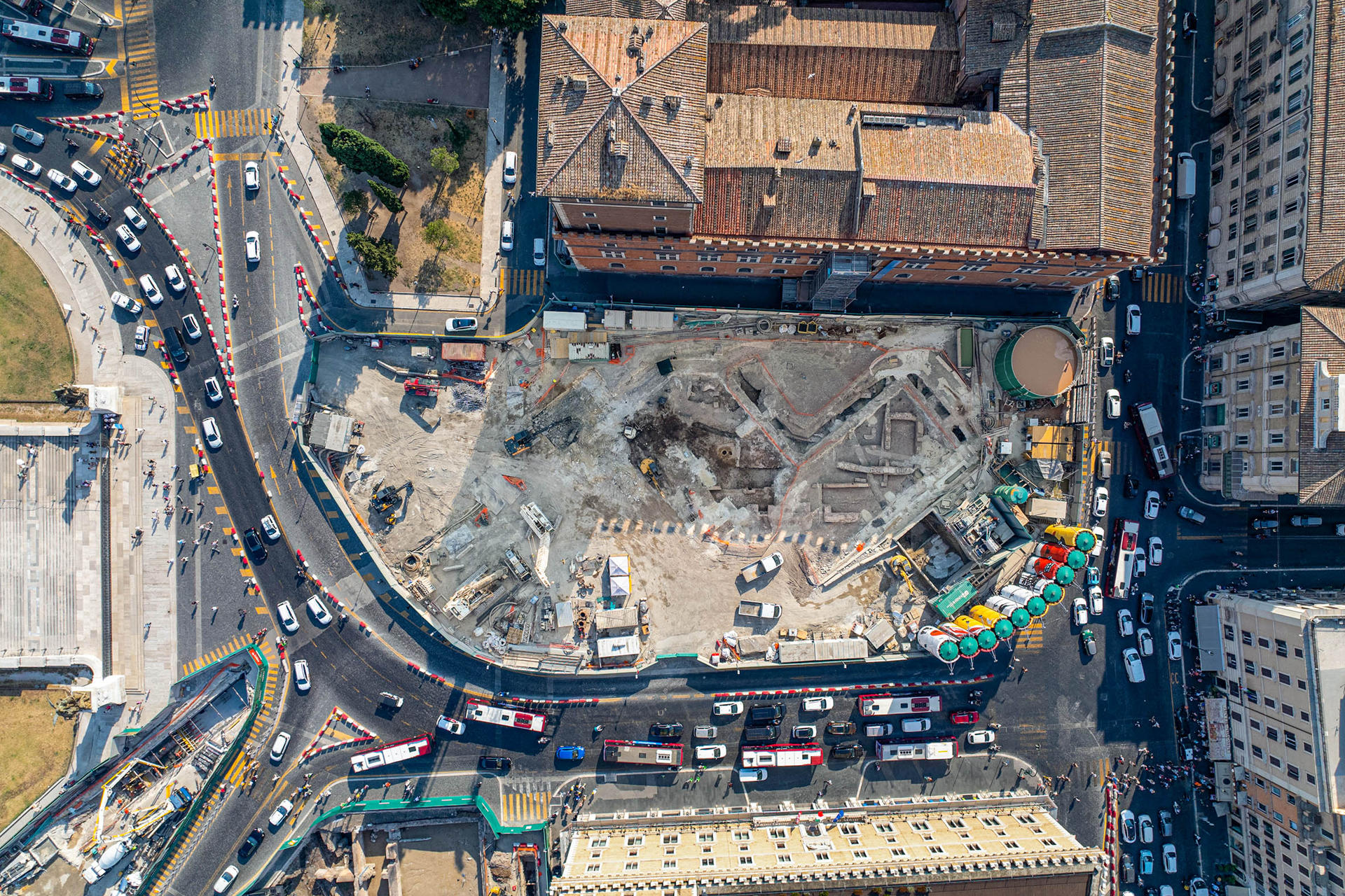 Fotografía cedida por la oficina de prensa de la Superintendencia Especial de Roma del Ministerio de Cultura de Italia que muestra, a vista de dron, unos restos arqueológicos en la capital de Italia datados entre el final de la República y el inicio del Imperio romano. Las obras para la construcción de la futura estación de plaza Venecia, parte del ambicioso proyecto de la línea C del metro de Roma, han sacado a la luz restos arqueológicos de época romana y medieval, entre ellos un complejo habitacional de varios pisos y antiguos hornos de cal. EFE/ Ministerio de Cultura de Italia / ***SOLO USO EDITORIAL/SOLO DISPONIBLE PARA ILUSTRAR LA NOTICIA QUE ACOMPAÑA (CRÉDITO OBLIGATORIO)***
