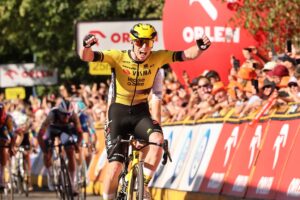 El británico Matthew Brennan (Team Visma) se impuso este viernes en la quinta etapa de la Vuelta a Polonia, disputada sobre 206.1 kilómetros entre Katowice y Zakopane. EFE/EPA/Grzegorz Momot