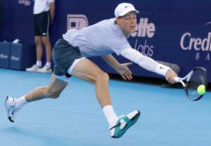 El italiano Jannik Sinner, en acción durante el partido contra Adrian Mannarino. EFE/EPA/MARK LYONS