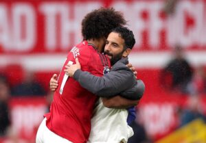 El entrenador del Manchester United Ruben Amorim abraza al atancante Joshua Zirkzee tras el partido de la Premier League que han jugado Manchester United y Burnley FC, en Manchester, Reino Unido. EFE/EPA/ADAM VAUGHAN