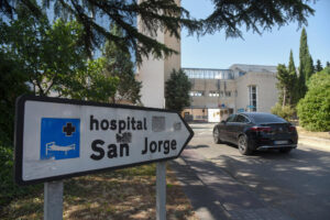 Vista exterior del Hospital San Jorge de Huesca donde este viernes, hay ingresados varios pacientes por la intoxicación alimenticia en el Festival del Vino de Barbastro. El número de personas afectadas por el brote de salmonelosis registrado en Barbastro (Huesca) durante el pasado fin de semana ha afectado ya a 478 personas y ha dejado en total 9 hospitalizados, entre ellos tres personas de avanzada edad y patologías previas que ingresaron este jueves por la tarde. EFE/ Javier Blasco