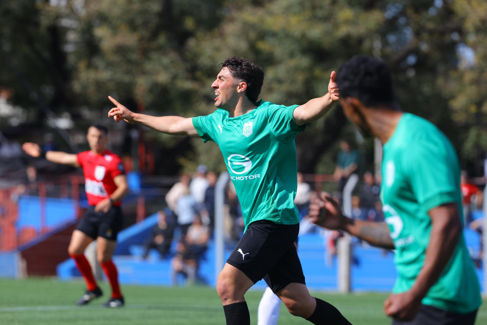 Martín Parodi, del Deportivo LSM, celebra un gol ante Academia, en partido de la categoría D de Uruguay en el estadio Parque Palemo en Montevideo. EFE/Gastón Britos