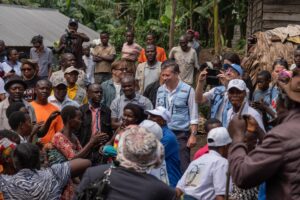 Fotografía de archivo del coordinador humanitario de la ONU, Tom Fletcher (C), durante una visita de campo en Minova, Kivu del Sur, República Democrática del Congo, el 25 de junio de 2025. EFE/EPA/Moise Kasereka