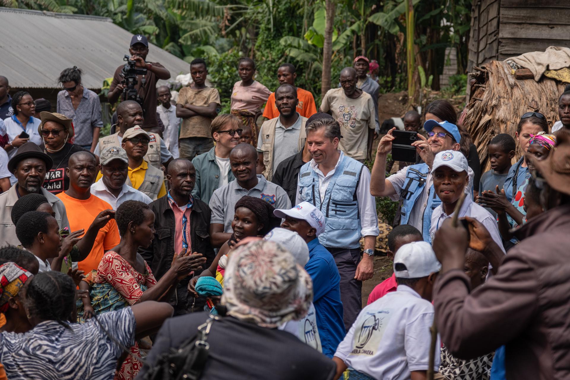 Fotografía de archivo del coordinador humanitario de la ONU, Tom Fletcher (C), durante una visita de campo en Minova, Kivu del Sur, República Democrática del Congo, el 25 de junio de 2025. EFE/EPA/Moise Kasereka