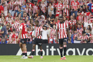 El centrocampista del Athletic de Bilbao Nicholas Williams (c) celebra su gol, primero del equipo, durante el partido de la primera jornada de LaLiga que Athletic de Bilbao y Sevilla FC disputan en San Mamés. EFE/Miguel Toña