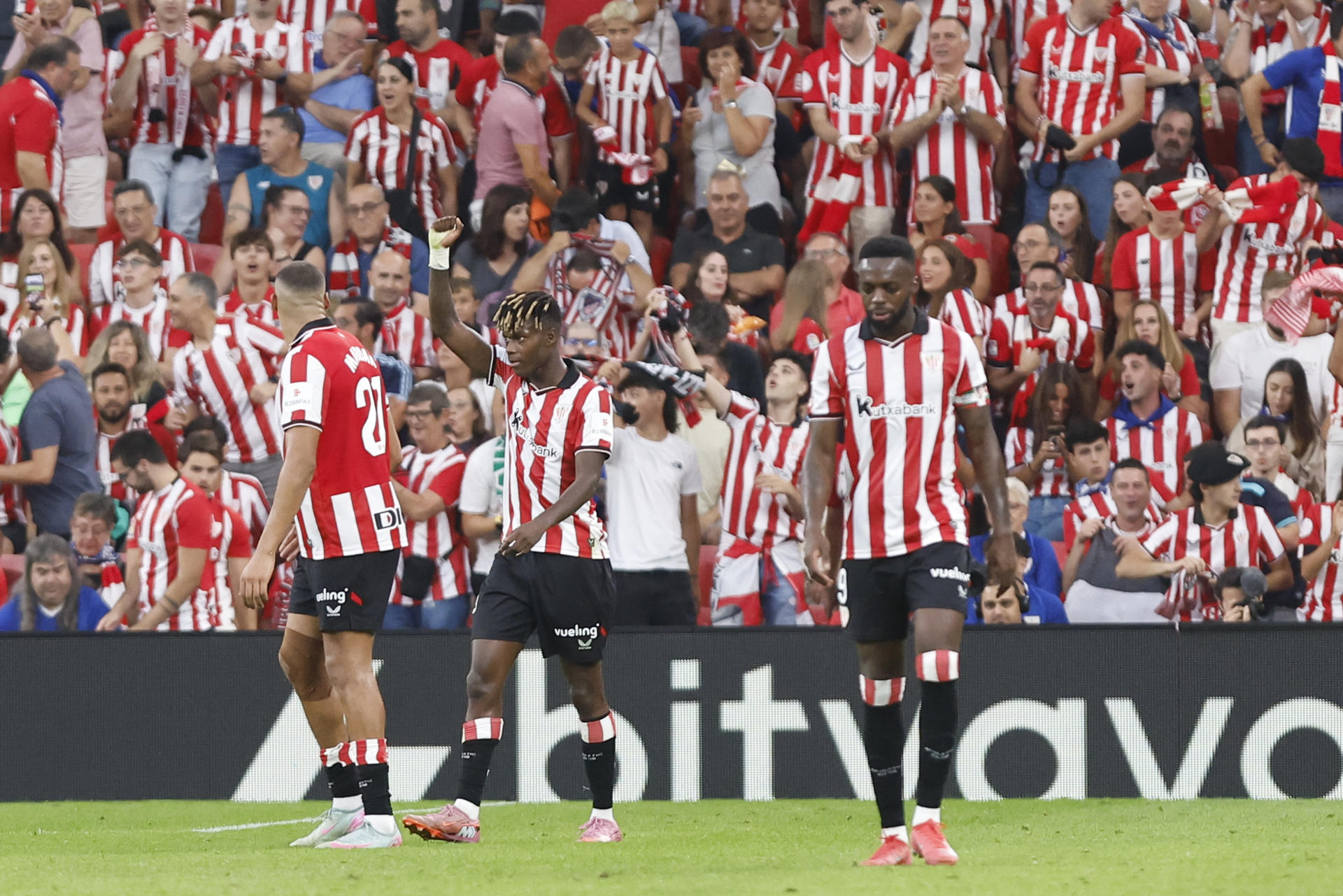 El centrocampista del Athletic de Bilbao Nicholas Williams (c) celebra su gol, primero del equipo, durante el partido de la primera jornada de LaLiga que Athletic de Bilbao y Sevilla FC disputan en San Mamés. EFE/Miguel Toña
