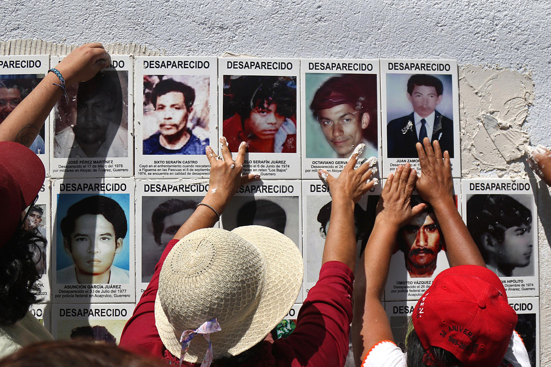 Familiares y colectivos de derechos humanos colocan fotografías de personas desaparecidas al exterior de la Fiscalía General del Estado (FGE) este martes , en el municipio de Chilpancingo, en Guerrero (México). EFE/ José Luis De La Cruz