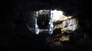 Los tubos de lava podrían ser refugio para los seres humanos en un momento dado, especialmente en misiones espaciales a otros planetas, pero ¿cómo garantizar que son seguros? Un equipo de investigadores ha ideado un sistema robótico que cartografía y recrea en 3D estas redes volcánicas subterráneas. Fue validado en un tubo volcánico de la isla de Lanzarote en 2023. En la imagen, experimentos de esa validación. Crédito: Carlos J. Pérez del Pulgar Mancebo, Space Robotics Lab. Universidad de Málaga.