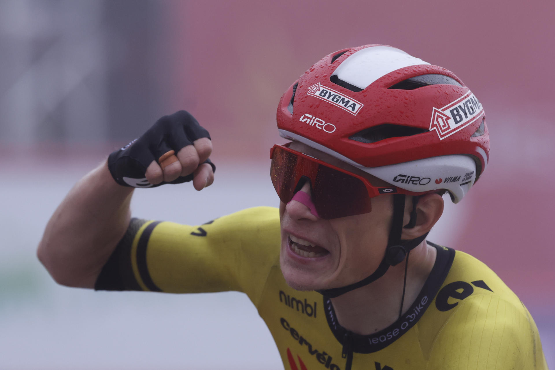 El ciclista danés Jonas Vingegaard (Visma-Lease a Bike) celebra su victoria en la segunda etapa de la Vuelta a España que ha discurrido este domingo por carreteras italianas con un trazado de 157 kilómetros entre Alba y Limone Piemonte, y donde se ha producido el primer final en alto de la carrera. EFE/ Javier Lizón