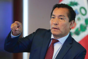 El presidente del directorio de Petroperú, Alejandro Narváez, habla durante una rueda de prensa este jueves, en Lima (Perú). EFE/ Paolo Aguilar