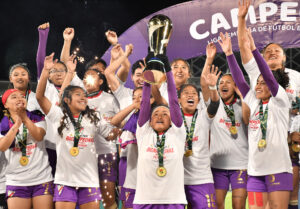 Jugadoras de Always Ready celebran este miécoles la cuarta conquista consecutiva de la Liga Femenina de Fútbol Boliviano en una final que ganaron con un global de 4-3 al Astor, de Cochabamba. EFE/ Jorge Abrego
