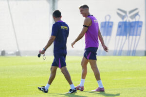 El delantero polaco del FC Barcelona, Robert Lewandoski, durante el entrenamiento que realiza la plantilla barcelonista para preparar el partido de liga que disputarán mañana ante el Levante UD en el Estadi Ciutat de Valencia. EFE/ Alejandro García