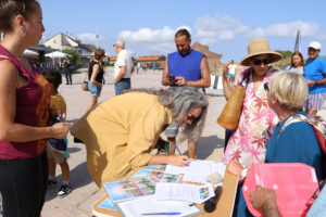 Más de medio centenar de vecinos de Somo se han concentrado este sábado en la entrada de la playa de Somo para pedir al Ayuntamiento de Ribamontán al Mar que pare el proyecto "Naturalmente activo" en el Monte Arna y restaure los senderos naturales eliminando el hormigón que se ha puesto. En la entrada de la playa de Somo, a escasos metros de donde se encuentra el Monte Arna, los vecinos, que han contado con el apoyo de varias entidades políticas y ecologistas, han iniciado una recogida de firmas contra la destrucción y a favor de la restauración ambiental de este espacio. EFE/ Celia Agüero Pereda