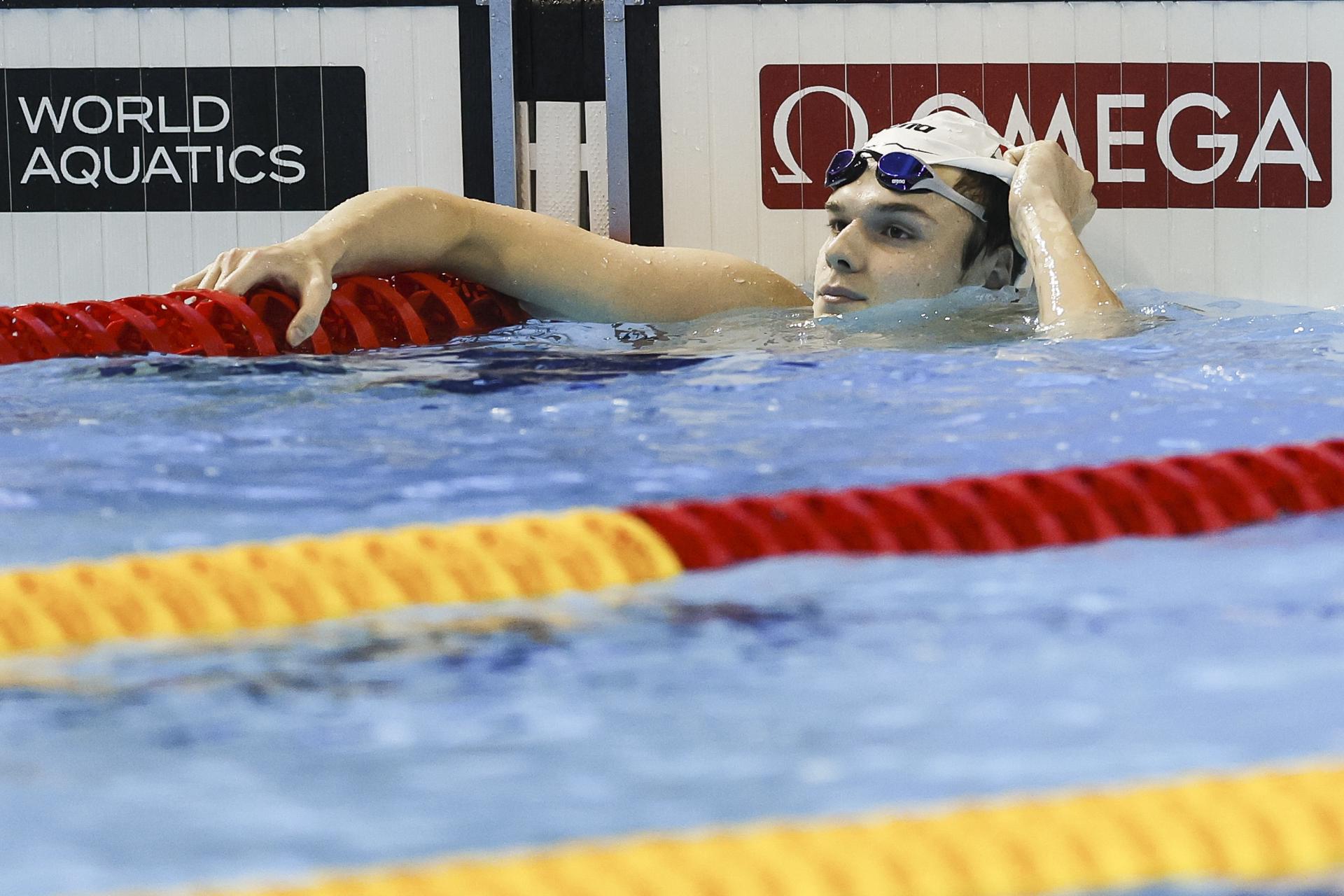 El húngaro Hubert Kos celebra un nuevo récord de Europa de los 200 espalda tras imponerse este viernes en la final de los Mundiales de Singapur con un tiempo de 1:53.19 minutos. EFE/EPA/RUNGROJ YONGRIT