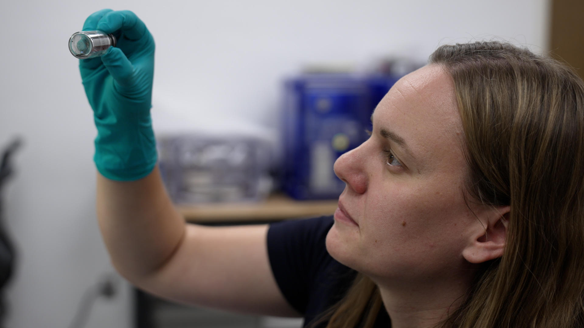 Jessica Barnes examina un vial que contiene partículas de muestra en el Laboratorio Kuiper-Arizona para el Análisis de Astromateriales, ubicado en la Universidad de Arizona. Crédito: Chris Richards, Universidad de Arizona/EFE
