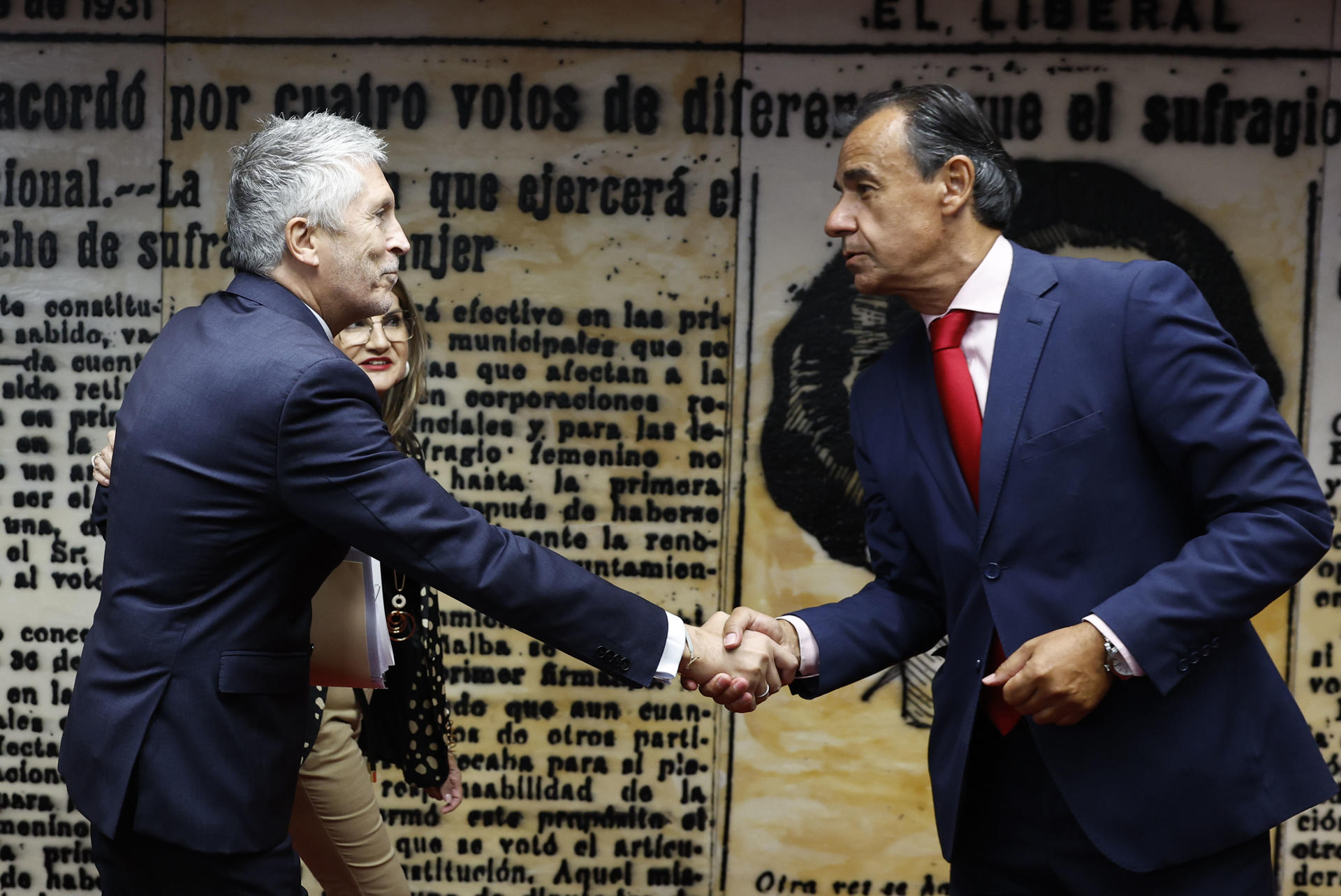 El ministro del Interior, Fernando Grande-Marlaska, saluda al presidente de la Comisión, Fernando Martínez-Maíllo (d), antes de comparece ante la Comisión de Interior de la Cámara Alta, a petición del PP, este jueves en el Senado. EFE/ Chema Moya