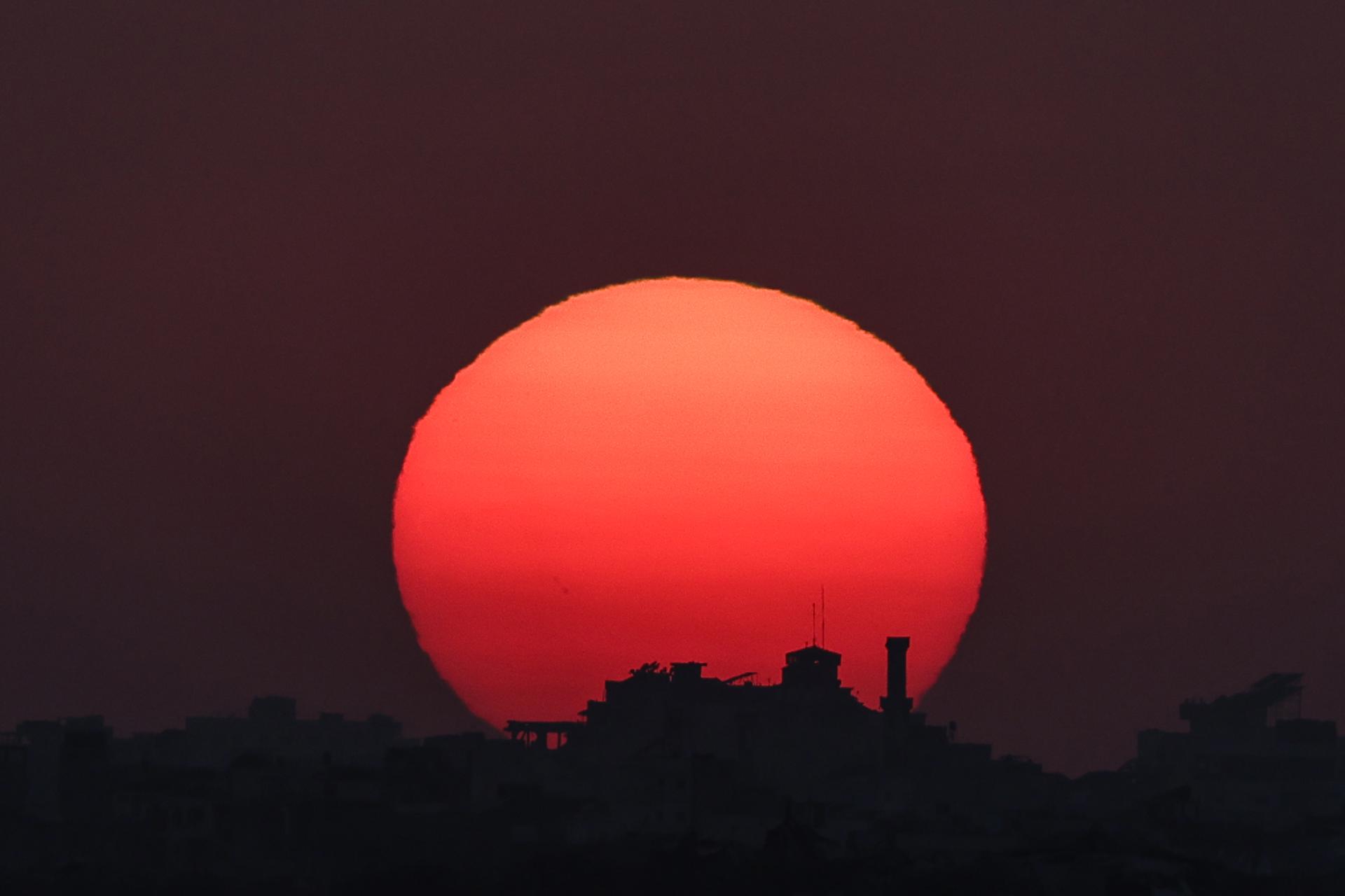Una vista de la parte norte de la Franja de Gaza al atardecer, vista desde el lado israelí de la frontera, 19 de agosto de 2025. EFE/EPA/ATEF SAFADI