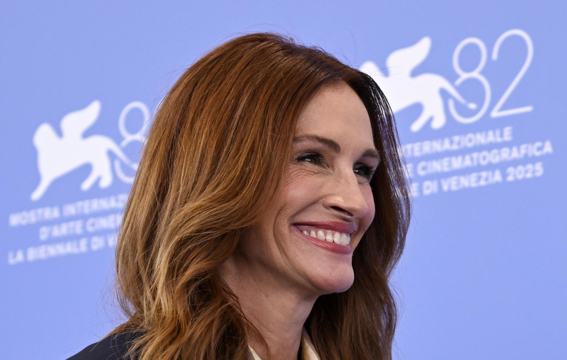 La actriz estadounidense Julia Roberts asiste al photocall de 'After the Hunt' durante el 82º Festival Internacional de Cine de Venecia, en Venecia, Italia, el 29 de agosto de 2025. El festival de cine se celebra del 27 de agosto al 6 de septiembre de 2025. (Cine, Cine, Italia, Venecia) EFE/EPA/RICCARDO ANTIMIANI
