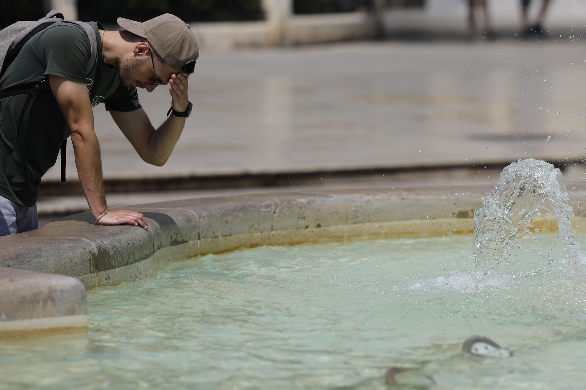 La gente se protege y refresca este martes en el centro de Valencia. EFE/ Ana Escobar