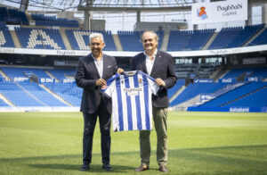 El presidente de la Real Sociedad, Jokin Aperribay (d), y el presidente y fundador de Baghdadi Capital, Baihas Baghdadi, posan este jueves durante la presentación de este compañía financiera como nuevo patrocinador del club blanquiazul. EFE/Javier Etxezarreta