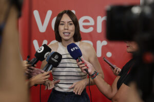 La secretaria general del PSPV-PSOE y ministra de Ciencia, Diana Morant, atiende a los medios de comunicación en la sede de los socialistas en València. EFE/Manuel Bruque