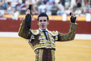 El diestro Alejandro Talavante durante la corrida de la Feria de San Bartolomé celebrada este lunes en la plaza de toros de Almagro, en Ciudad Real. EFE/Jesús Monroy