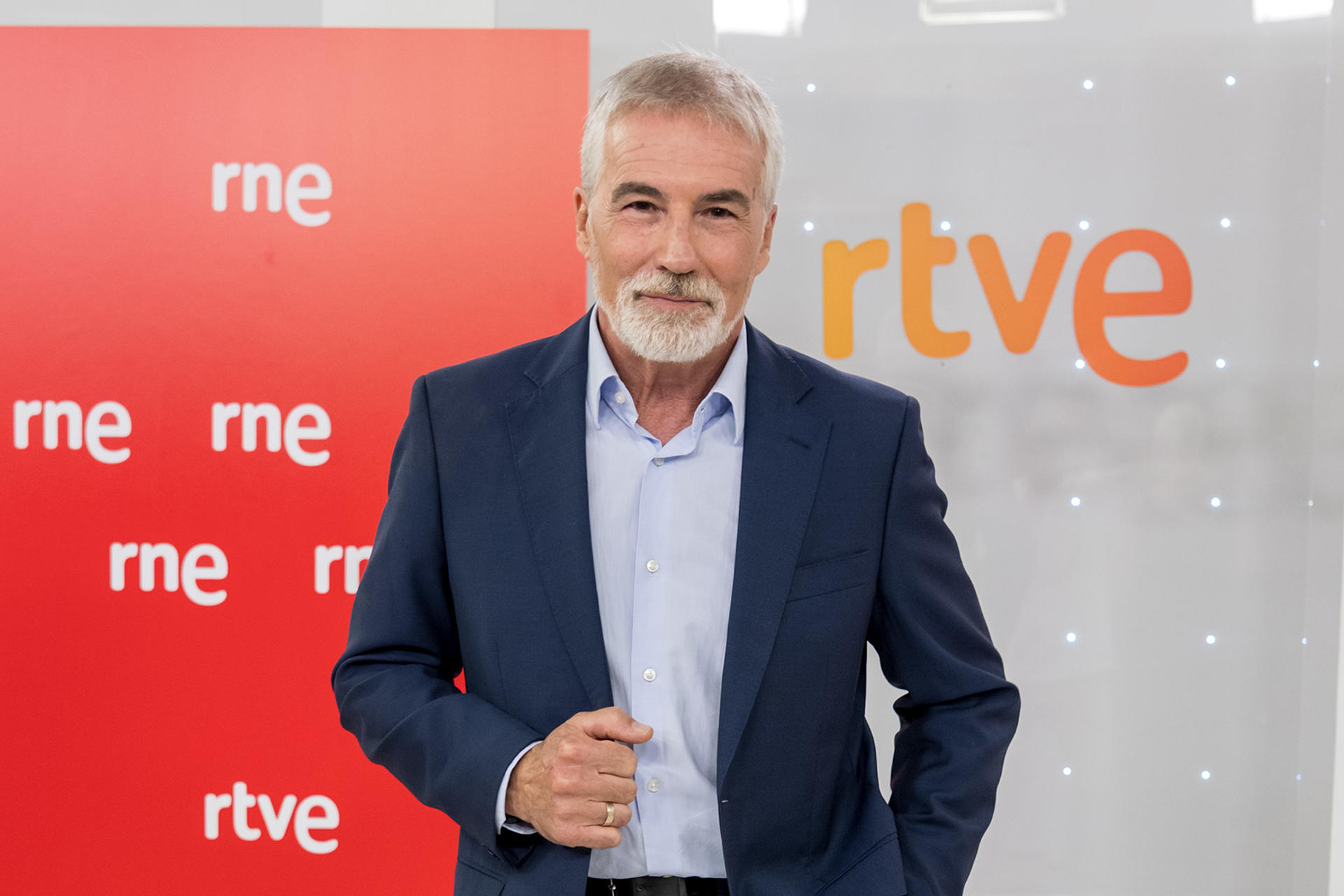 RNE afronta desde este lunes una profunda renovación de su programación con dos apuestas de peso en franjas clave: Juan Ramón Lucas regresa a las mañanas y David Cantero (en la imagen), que se estrena en la radio, pone voz a las tardes, ambos con el objetivo de ganar terreno a la competencia.