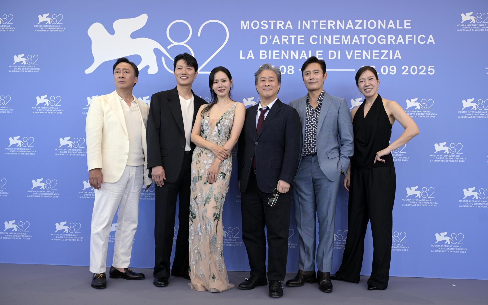 (De izquierda a derecha) Lee Sung-min, Park Hee-soon, Sun Yej-in, Park Chan-wook, Lee Byung-hun y Yeom Hye-ran posan durante un photocall para 'Eojjeol Suga Eopda (No Other Choice)' en el 82º Festival Internacional de Cine de Venecia, en Venecia, Italia, 29 de agosto de 2025. El festival de cine se lleva a cabo del 27 de agosto al 06 de septiembre de 2025. (Cine, Cine, Italia, Venecia) EFE/EPA/RICCARDO ANTIMIANI