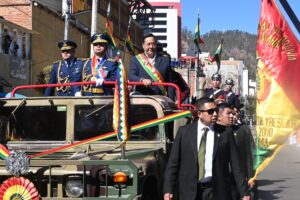 Fotografía cedida por Presidencia de Bolivia donde se observa a su mandatario, Luis Arce, asistiendo al desfile de las Fuerzas Armadas este jueves, en Sucre (Bolivia). EFE