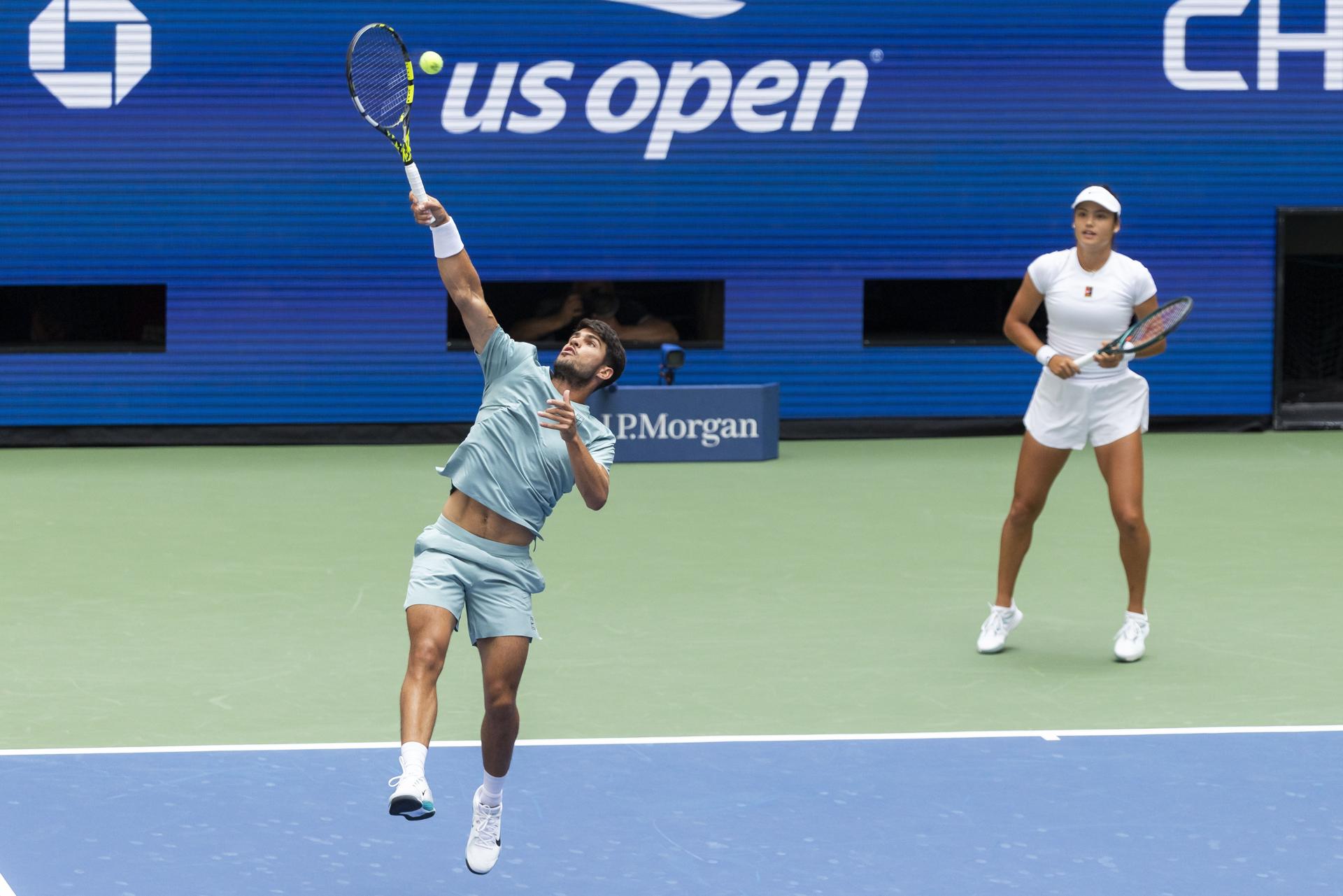 El tenista español Carlos Alcaraz y la británica Emma Raducanu quedaron eliminados este martes en la primera ronda del dobles mixto del Abierto de Estados Unidos a manos de la estadounidense Jessica Pegula y el británico Jack Draper. EFE/EPA/JUSTIN LANE
