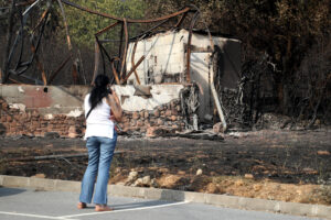Imágenes del fuego declarado en la localidad leonesa de Yeres y que ha afectado al espacio natural de Las Médulas. EFE/Ana F. Barredo