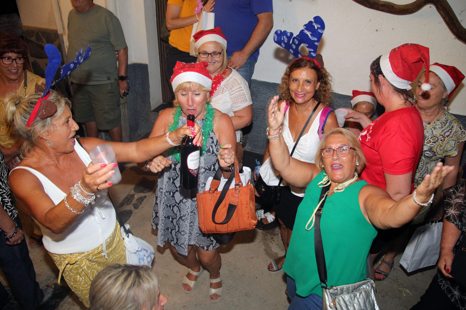 Imagen de archivo (07/08/2022).- Varias personas celebran la Nochevieja veraniega anoche en la localidad de Bérchules, en la Alpujarra de Granada, un reclamo turístico que incluye concurso de belenes, cabalgata de Reyes Magos, reparto de mantecados y las tradicionales uvas para recordar el año en el que un apagón les dejó sin fiesta. EFE/ Pepe Torres