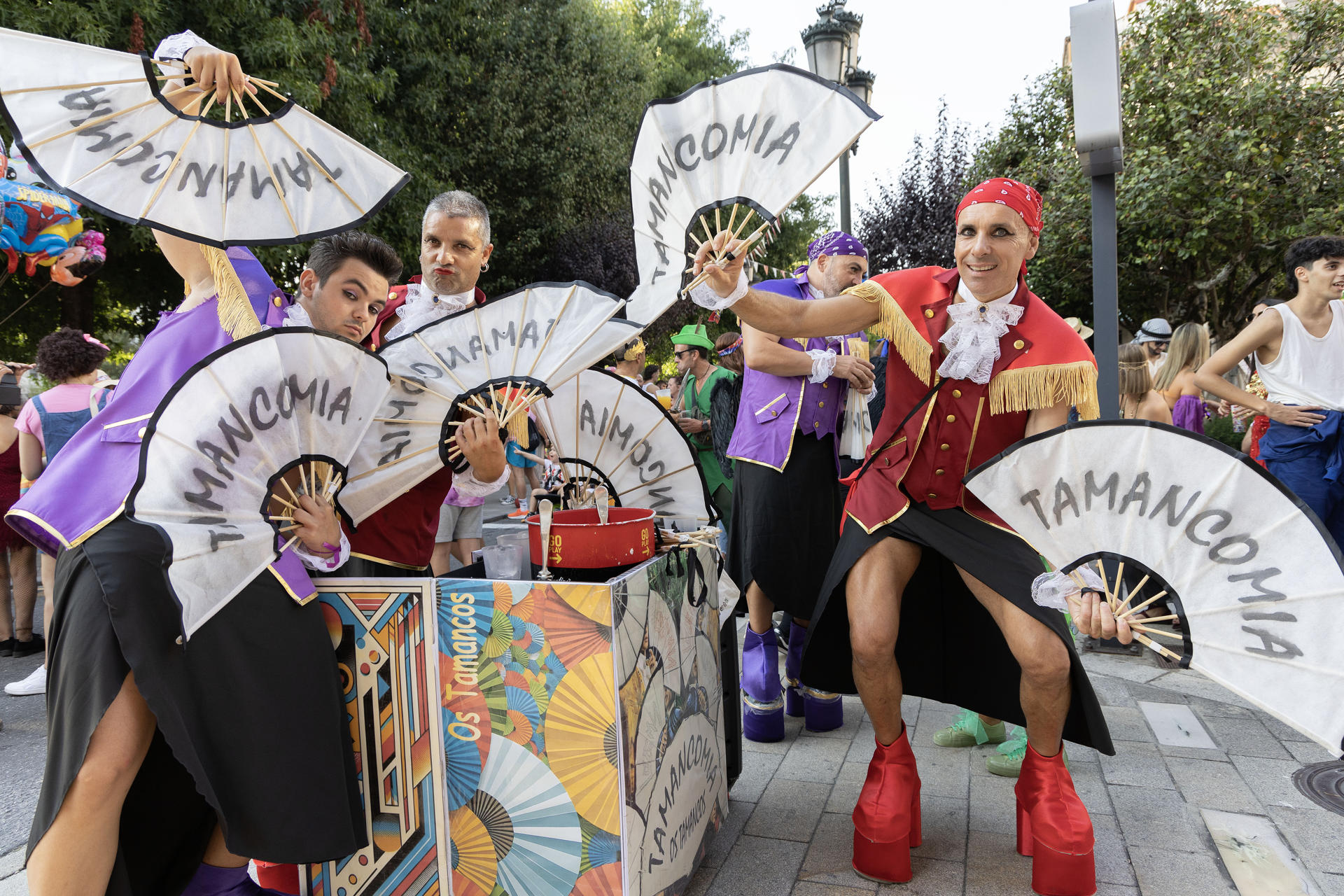 Redondela (Pontevedra) ha vuelto a celebrar este sábado su Entroido de Verán, un Carnaval a destiempo con el que vecinos y visitantes desempolvan los disfraces en pleno mes de agosto para disfrutar de la música, la gastronomía y el ya tradicional concurso de 'drag queens'. EFE/Salvador Sas