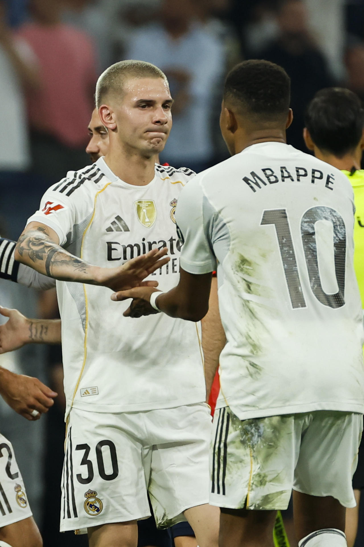 El delantero argentino del Real Madrid Franco Mastantuono (i) saluda a su compañero, el delantero Kylian Mbappé, tras el partido de la primera jornada de LaLiga que Real Madrid y Atlético Osasuna disputaron en el estadio Santiago Bernabéu. EFE/Mariscal
