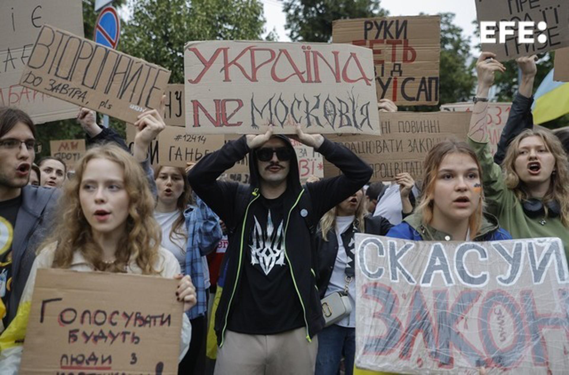 Manifestación de jóvenes el pasado miércoles en Kiev contra la corrupción. EFE/EPA/SERGEY DOLZHENKO