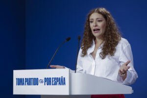La portavoz del PP en el Congreso, Ester Muñoz, durante la rueda de prensa que ha ofrecido este lunes en la sede del partido, en Madrid. EFE/ Mario Morón