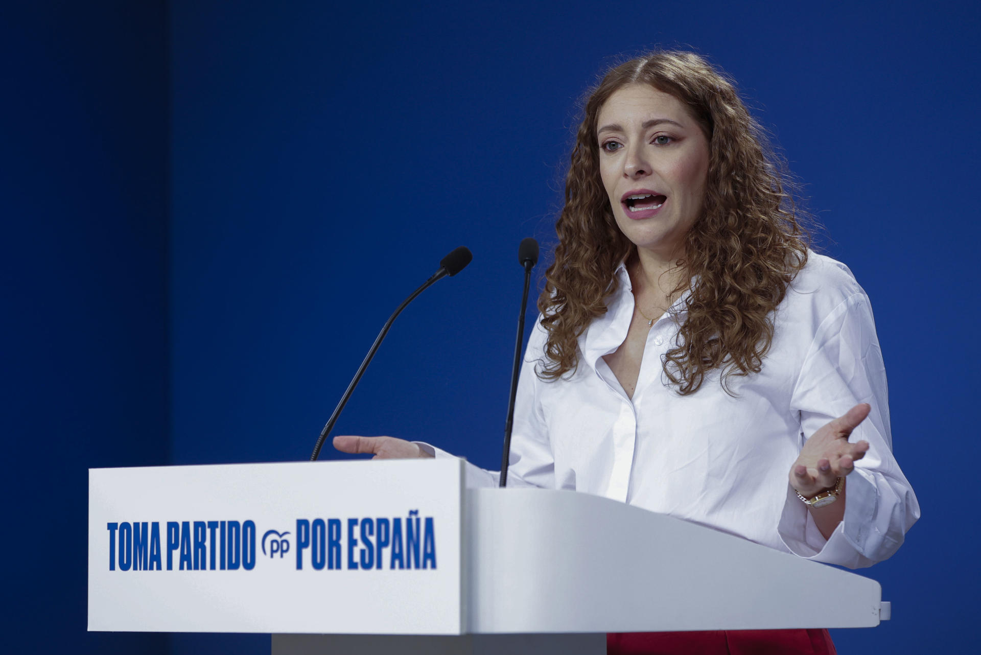 La portavoz del PP en el Congreso, Ester Muñoz, durante la rueda de prensa que ha ofrecido este lunes en la sede del partido, en Madrid. EFE/ Mario Morón