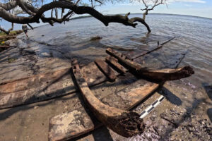 Fotografía cedida por el Programa de Estudios Marítimos de la Universidad de Carolina del Este (ECU) que muestra parte del posible naufragio de 'La Fortuna' en la playa de la zona histórica Brunswick Town/Fort Anderson, Carolina del Norte (Estados Unidos). EFE/ Programa de Estudios Marítimos de East Carolina University