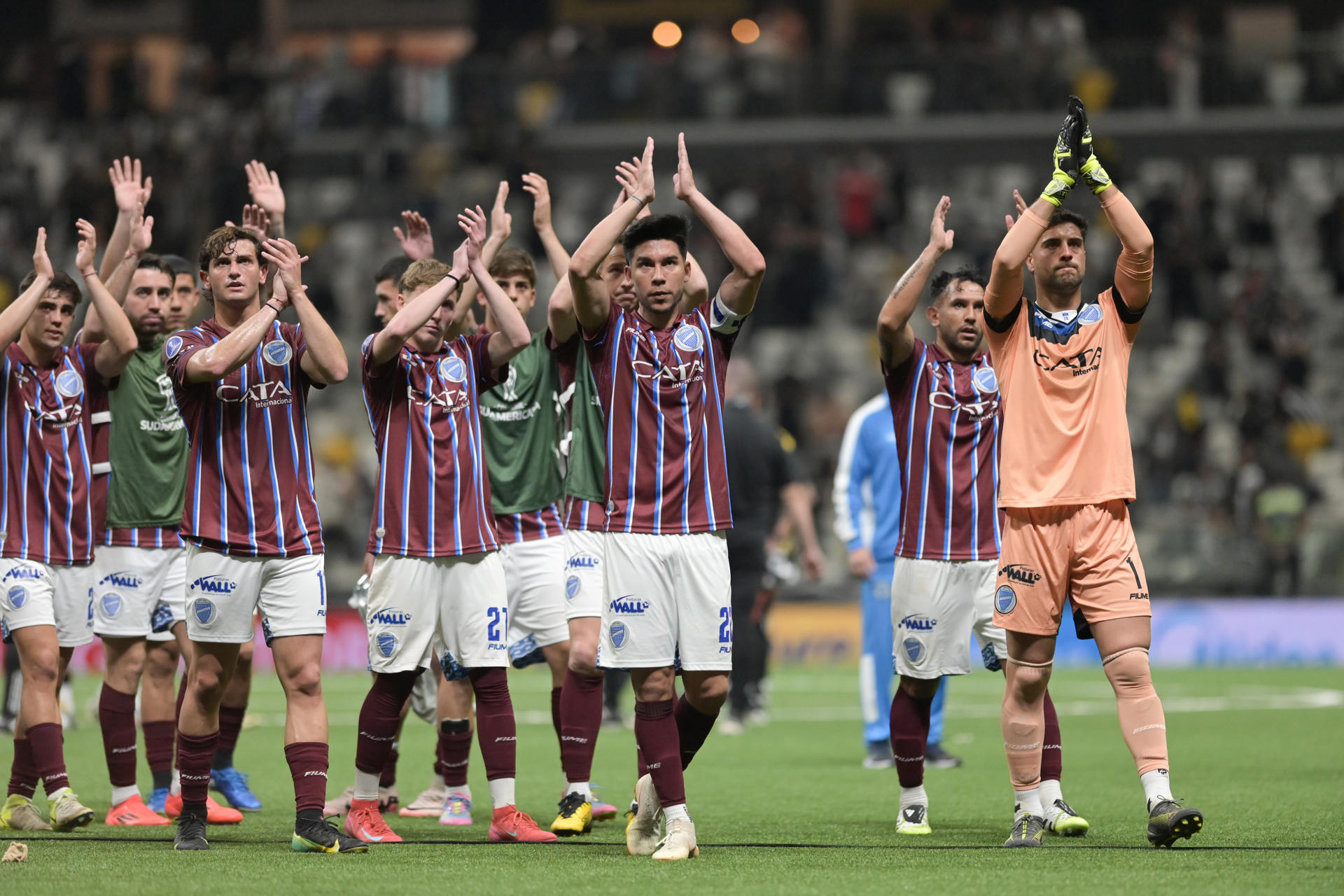 Jugadores de Godoy Cruz saludan tras un partido de octavos de final de la Sudamericana. EFE/ Joao Guilherme Arenazio
