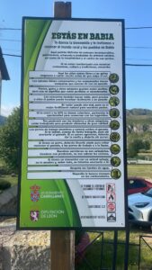 Imagen de uno de los carteles colocados por el Ayuntamiento de Cabrillanes en la comarca leonesa de Babia. Imagen cedida por el Ayuntamiento.