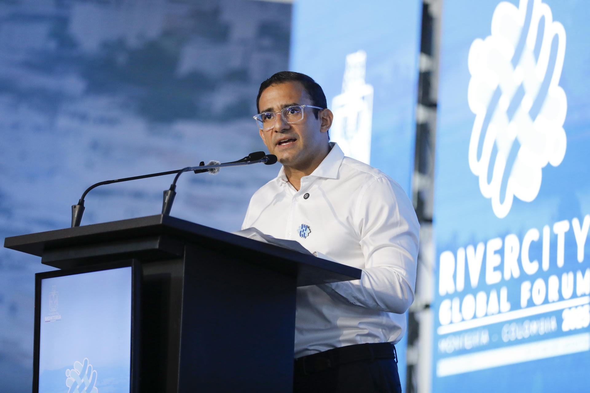 El alcalde de Montería, Hugo Kerguelén, habla durante el Rivercity Global Forum este miércoles, en Montería (Colombia). EFE/ Juan Diego López