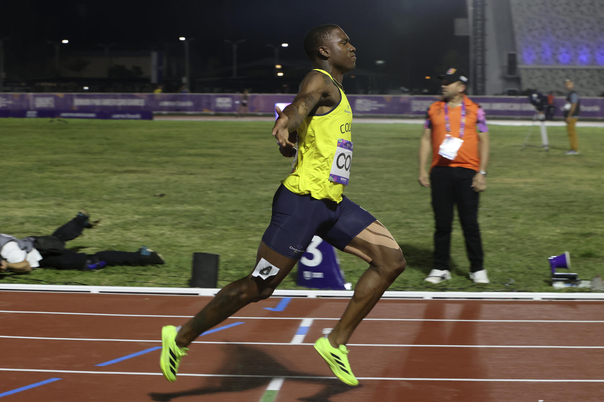 Ronal Longa, de Colombia, cruza la meta tras finalizar el relevo 4x100 metros en los II Juegos Panamericanos Junior en Luque (Paraguay). EFE/Rodrigo Sepúlveda